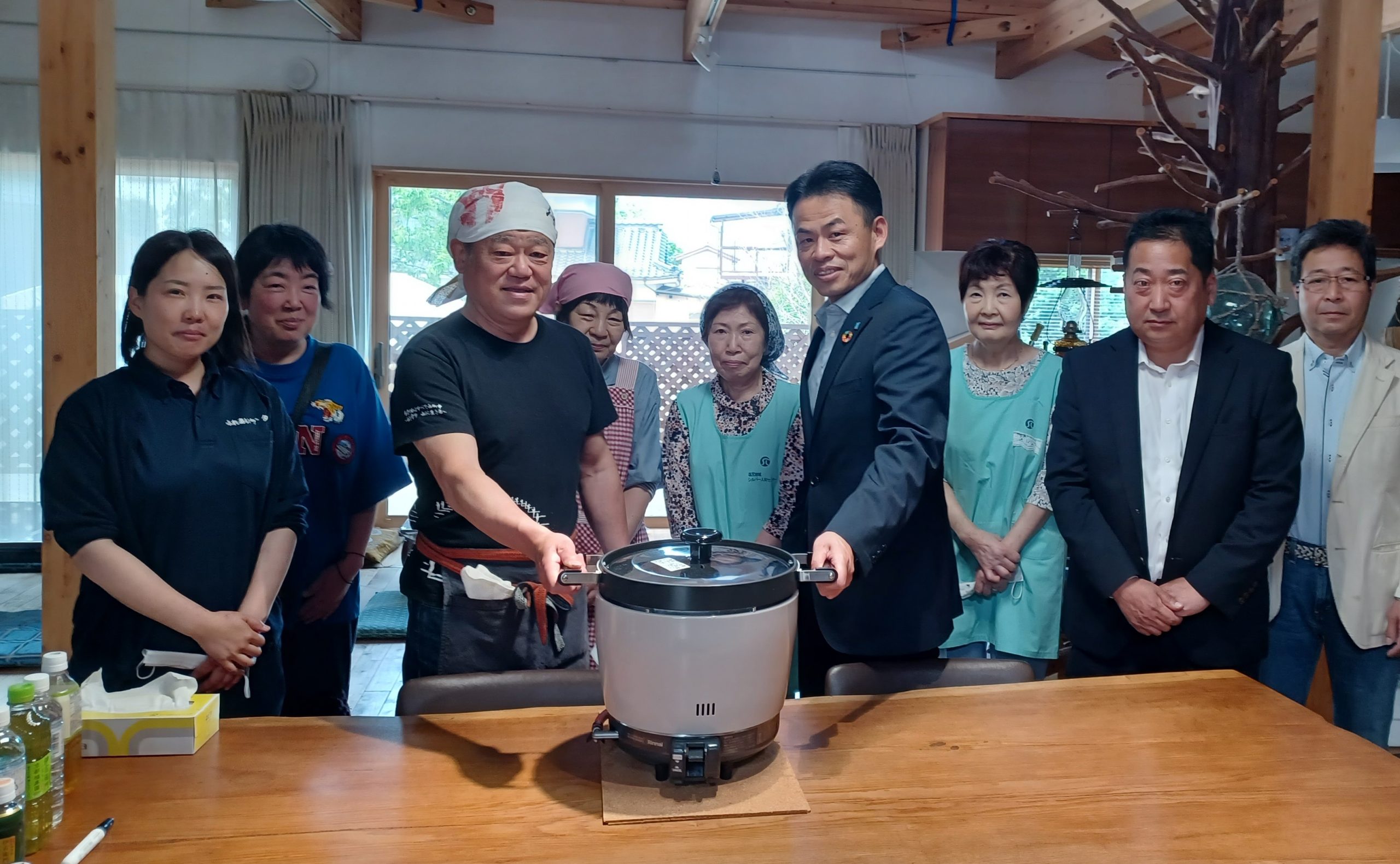 塩尻市の子ども食堂様へガス炊飯器を寄贈しました