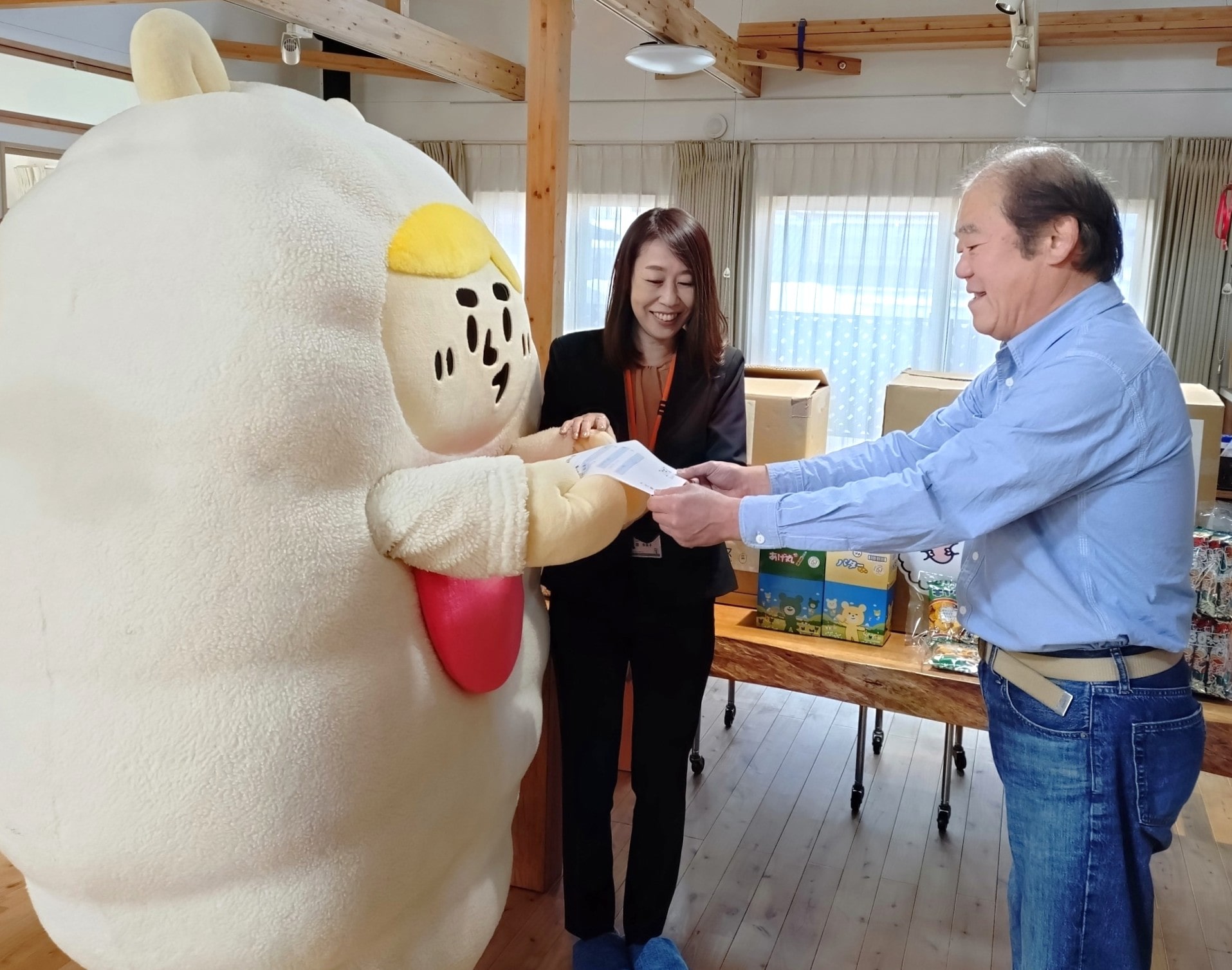 塩尻市の子ども食堂様へお菓子と飲み物を寄贈しました