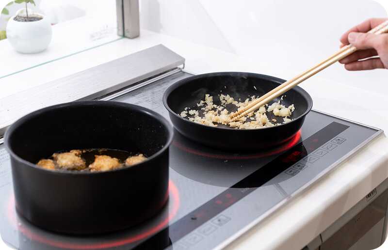 「IHにすると部屋にニオイが広がりやすい」は本当！？ガスコンロとの意外な違いは「上昇気流」