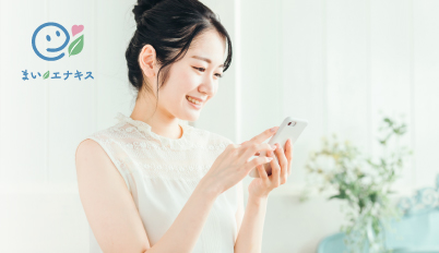 スマホを見る女性のイメージ