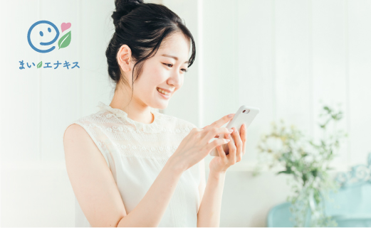 スマホを見る女性のイメージ